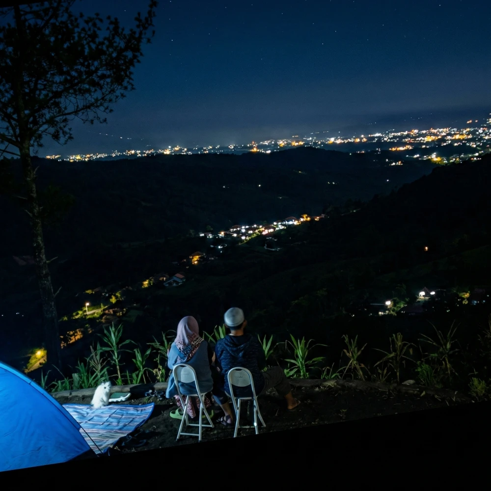 Pemandangan lampu Kota Batu yang romantis menemani suasana malam yang tenang dan sejuk.